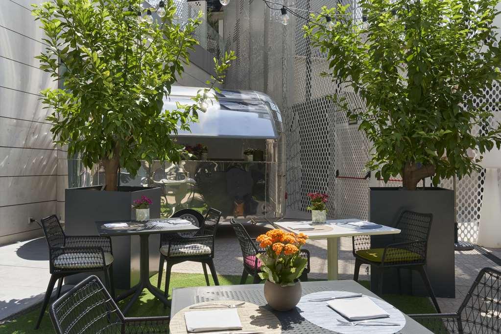 Barcelo Imagine Hotel Madrid Restaurant photo The outdoor patio at the restaurant
