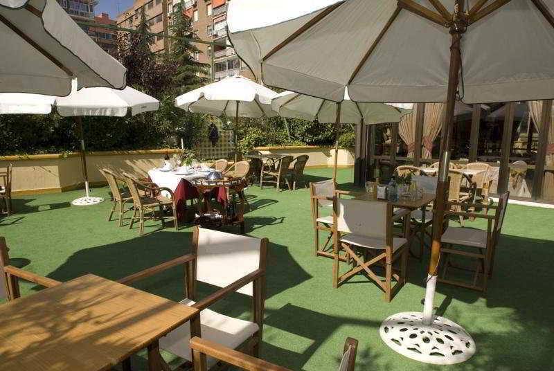 Barcelo Imagine Hotel Madrid Exterior photo Artificial grass terrace